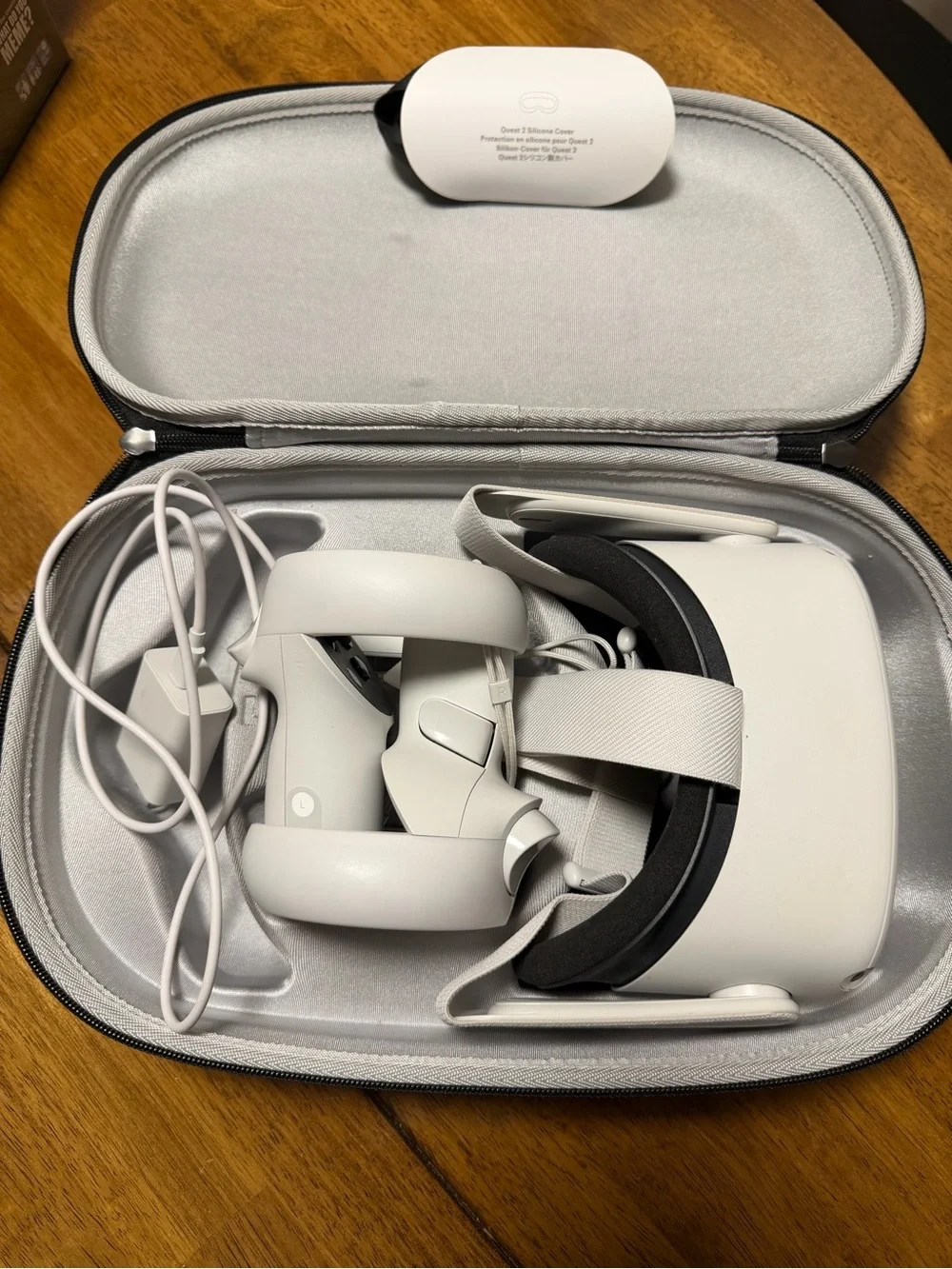 Oculus Quest 2 All-in-One VR Headset with White Controllers